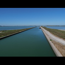 Hier verläuft der Radweg entlang des Wasserweges durch den Étang de Vic